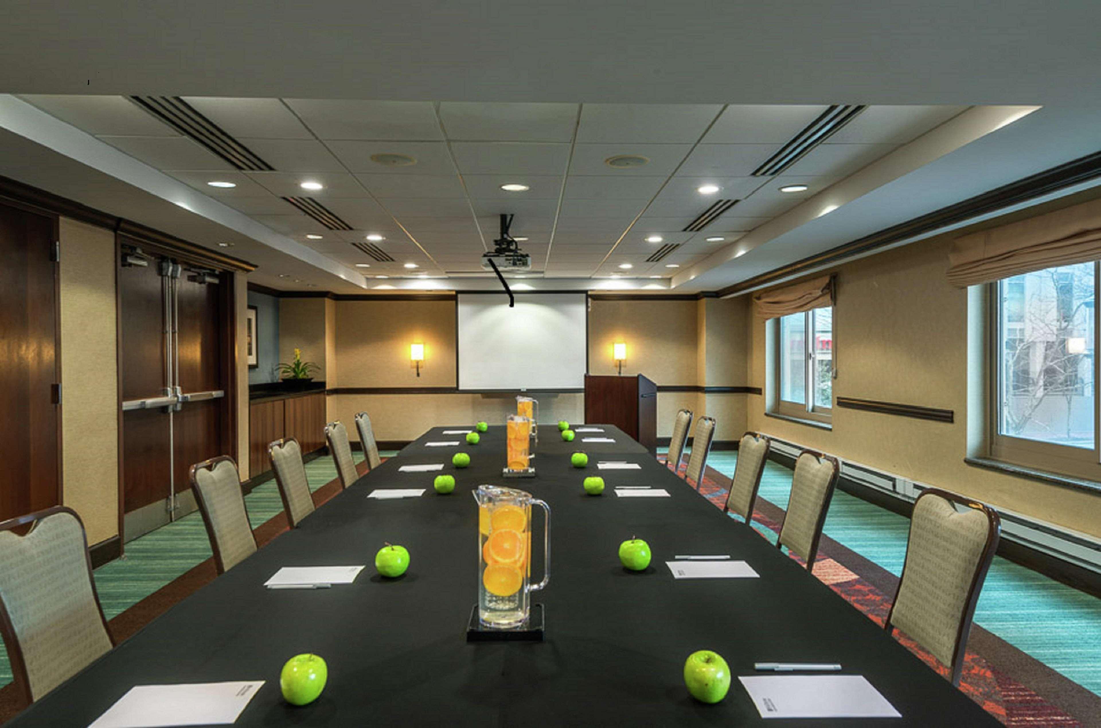 Hilton Garden Inn Bethesda Downtown Esterno foto