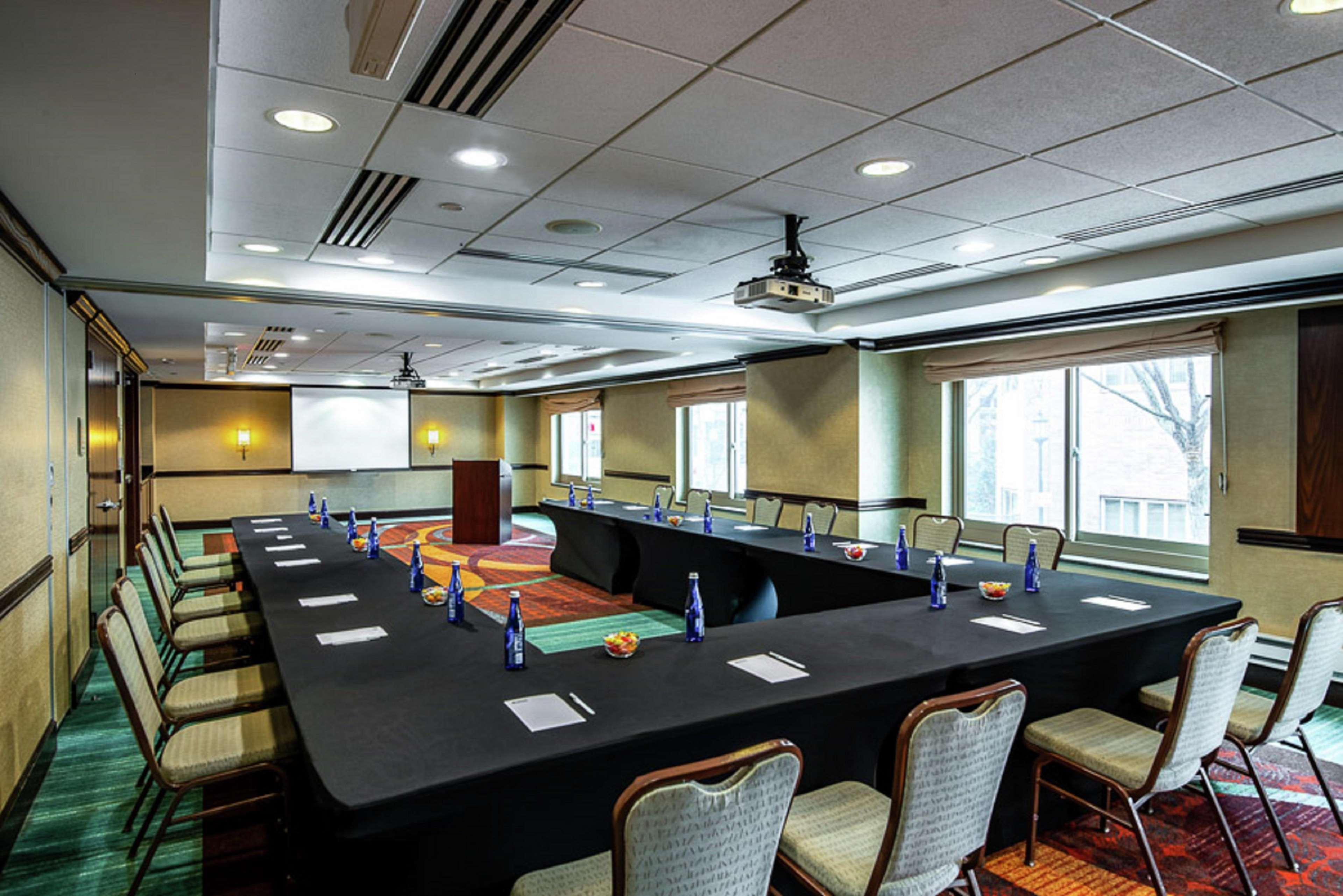 Hilton Garden Inn Bethesda Downtown Esterno foto